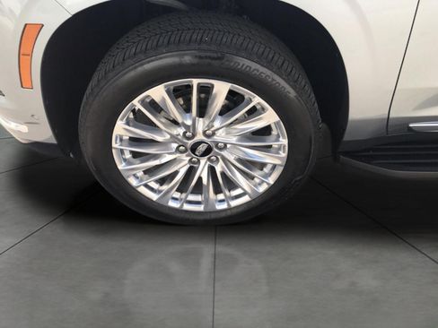 Certified 2025 Cadillac Escalade ESV Premium Luxury AWD/4WD image 4