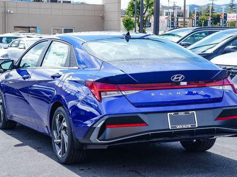 Certified 2025 Hyundai Elantra SEL FWD image 2