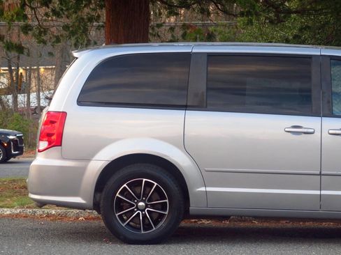 Used 2015 Dodge Grand Caravan R/T image 22