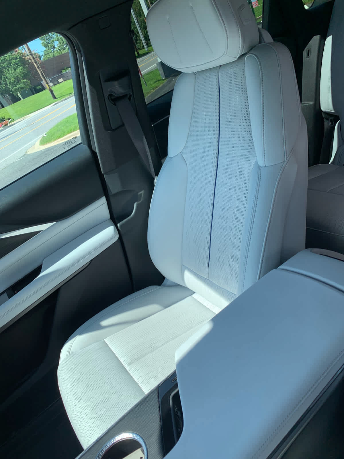 Used 2024 Cadillac Lyriq Luxury w/ LPO, Floor Liner Package AWD/4WD image 18