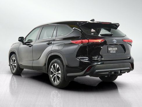 Used 2022 Toyota Highlander XLE AWD/4WD image 3