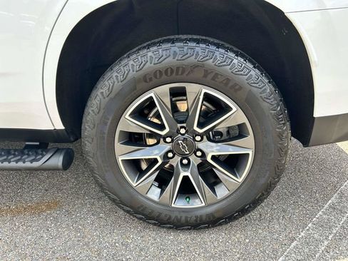 Used 2024 Chevrolet Tahoe Z71 w/ Luxury Package AWD/4WD image 9