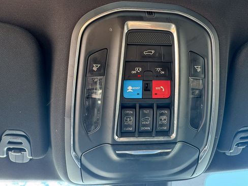 Used 2025 Jeep Wagoneer Series III w/ Premium Group I AWD/4WD image 29