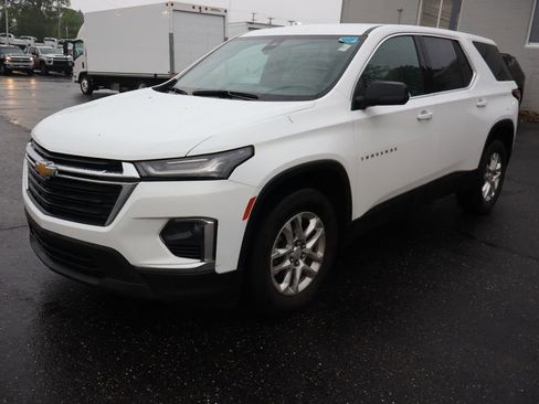 Used 2023 Chevrolet Traverse LS FWD image 2