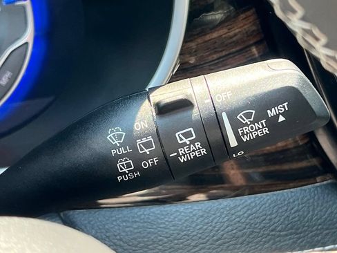 Used 2024 Chrysler Pacifica Limited FWD image 28