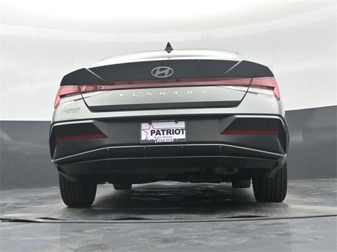 Used 2025 Hyundai Elantra SEL image 41