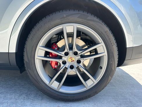Used 2025 Porsche Cayenne S image 41