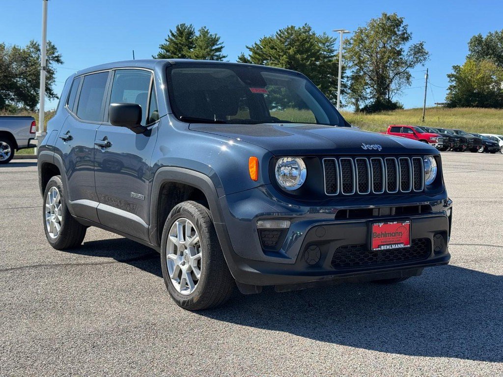 Used 2023 Jeep Renegade Latitude AWD/4WD image 2
