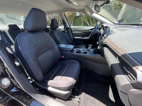 Used 2025 Nissan Altima 2.5 SV FWD image 31