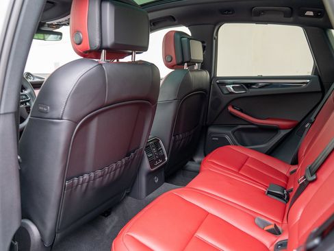 Certified 2025 Porsche Macan image 22