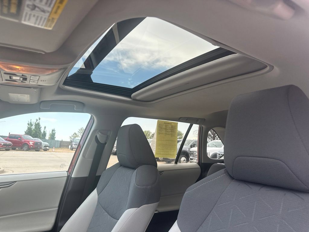 Used 2020 Toyota RAV4 XLE w/ Convenience Package AWD/4WD image 17