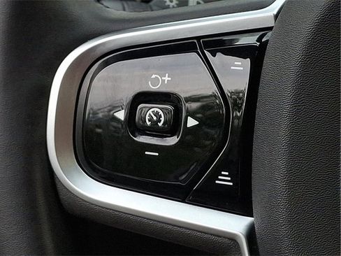 Certified 2025 Volvo XC60 B5 Plus image 17