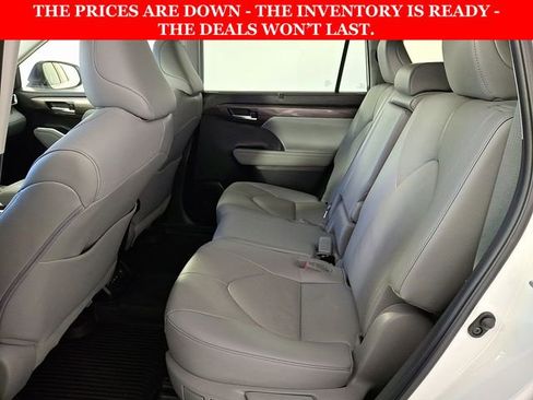 Used 2023 Toyota Highlander Limited FWD image 12