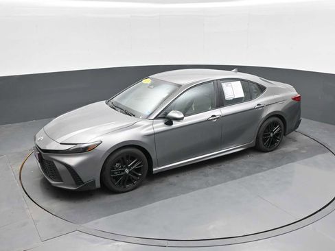 Used 2025 Toyota Camry SE FWD image 2