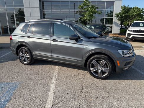Used 2020 Volkswagen Tiguan SEL AWD/4WD image 33