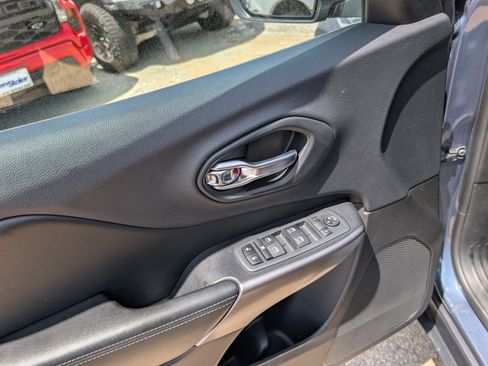 Used 2019 Jeep Cherokee Latitude Plus w/ Comfort/Convenience Group AWD/4WD image 21