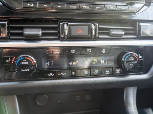 Used 2024 Nissan Pathfinder SL w/ Black Appearance Package image 30