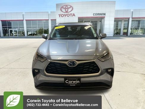 Used 2023 Toyota Highlander XLE image 3