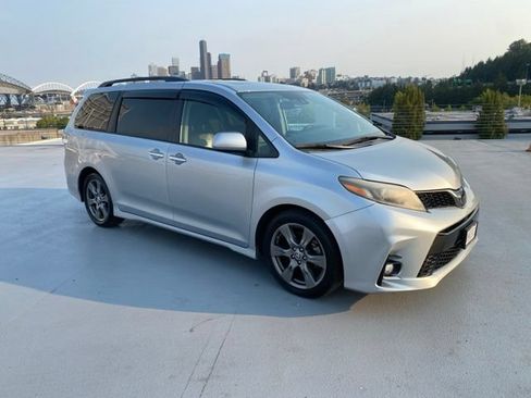 Used 2020 Toyota Sienna SE w/ SE Preferred Package FWD image 28