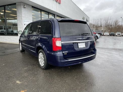 Used 2016 Chrysler Town & Country Touring image 7