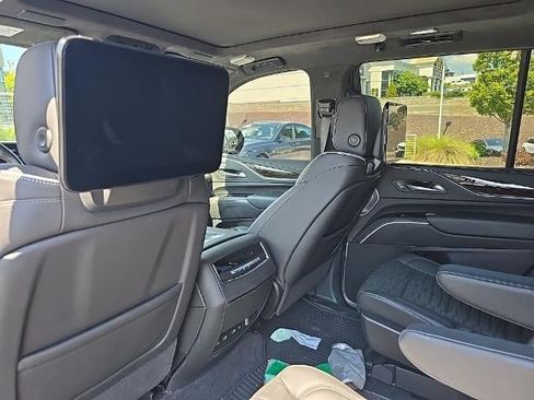 Used 2024 Cadillac Escalade Premium Luxury Platinum AWD/4WD image 10