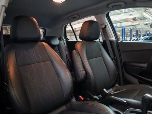 Used 2022 Chevrolet Trax LT w/ Midnight Edition image 28