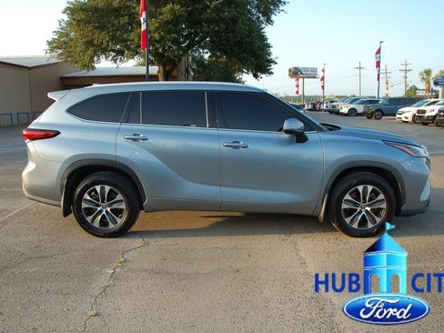 Used 2022 Toyota Highlander XLE FWD image 6