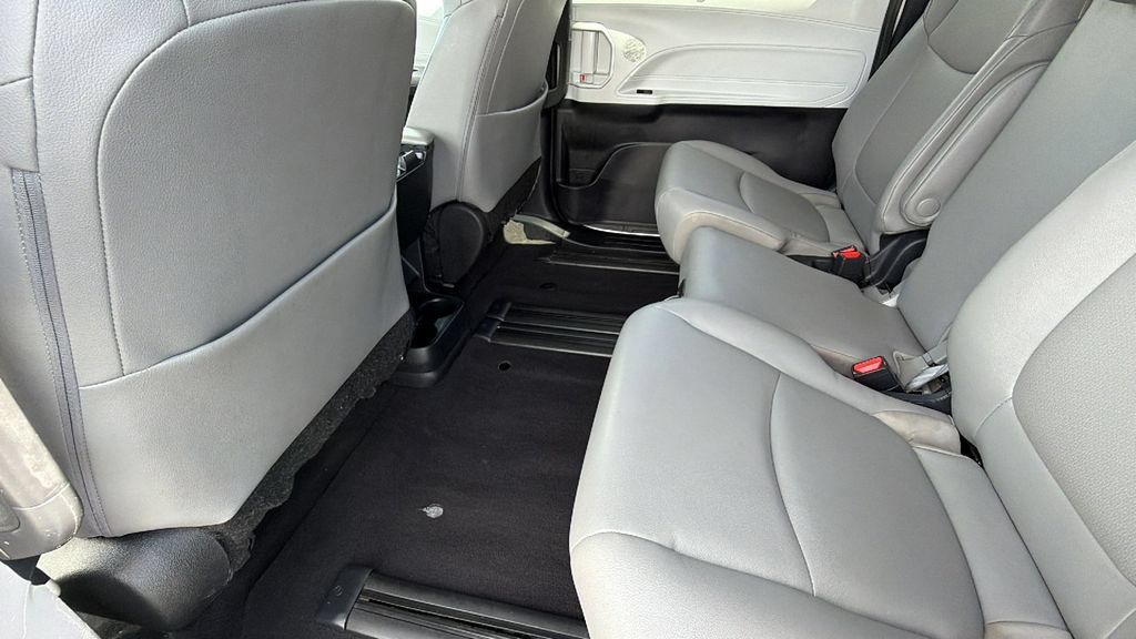 Certified 2025 Toyota Sienna XLE FWD image 24