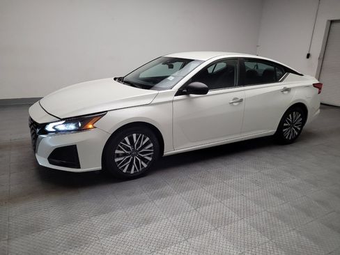Used 2024 Nissan Altima 2.5 SV FWD image 2