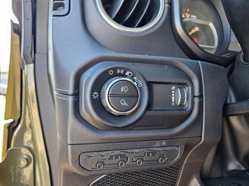 Used 2025 Jeep Gladiator Sport image 13