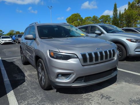 Used 2019 Jeep Cherokee Limited image 2