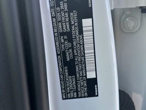 Certified 2025 Volvo XC40 B5 Plus image 28