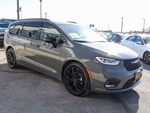 Used 2025 Chrysler Pacifica Limited image 3