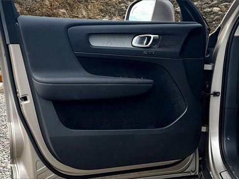 Used 2023 Volvo XC40 B5 Plus image 22