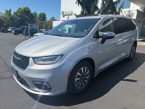 Used 2023 Chrysler Pacifica Limited FWD image 1