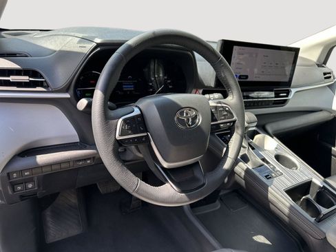 Certified 2025 Toyota Sienna XLE FWD image 10