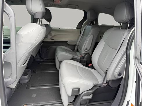 Used 2022 Toyota Sienna Limited FWD image 21