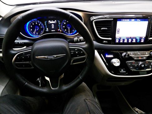 Used 2019 Chrysler Pacifica Touring-L FWD image 18