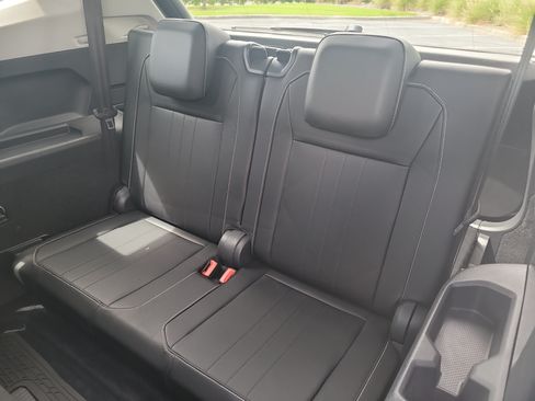Used 2022 Volkswagen Tiguan SE w/ Panoramic Sunroof Package FWD image 15