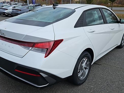 New 2025 Hyundai Elantra SE image 7