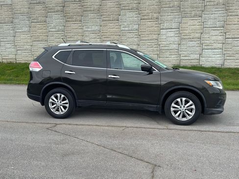 Used 2016 Nissan Rogue SV FWD image 2