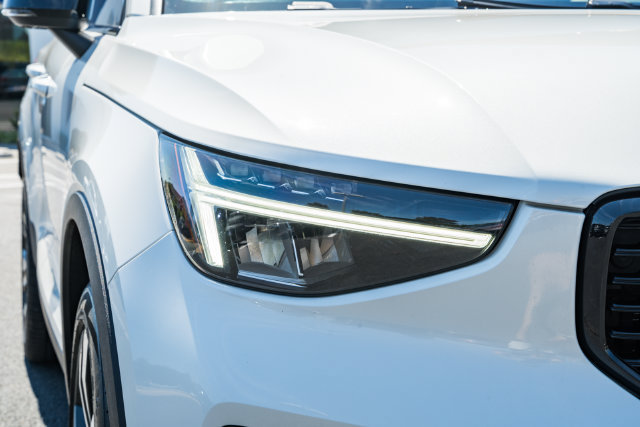 Certified 2024 Volvo XC40 B5 Plus w/ Climate Package AWD/4WD image 14