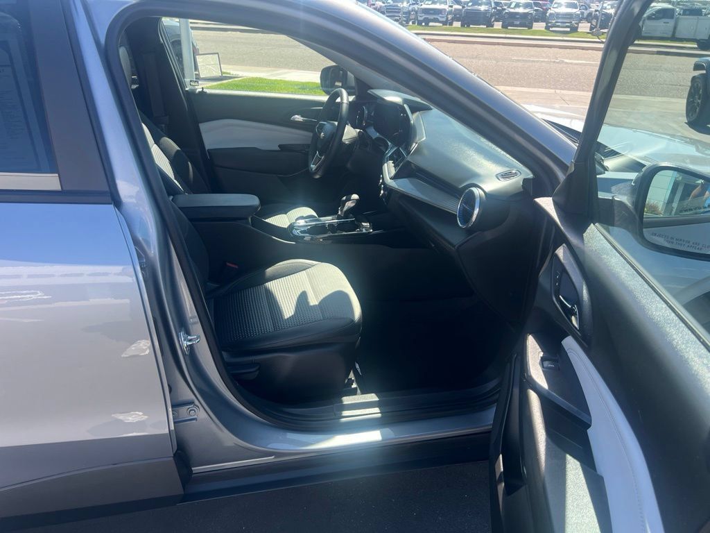 Used 2025 Chevrolet Trax LT w/ LT Convenience Package FWD image 24