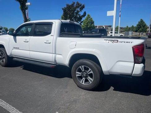 Used 2017 Toyota Tacoma TRD Sport w/ Tow Package RWD image 4