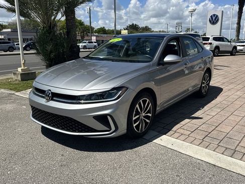 Used 2025 Volkswagen Jetta SE FWD image 2