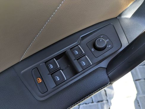 Used 2022 Volkswagen Tiguan SE AWD/4WD image 12