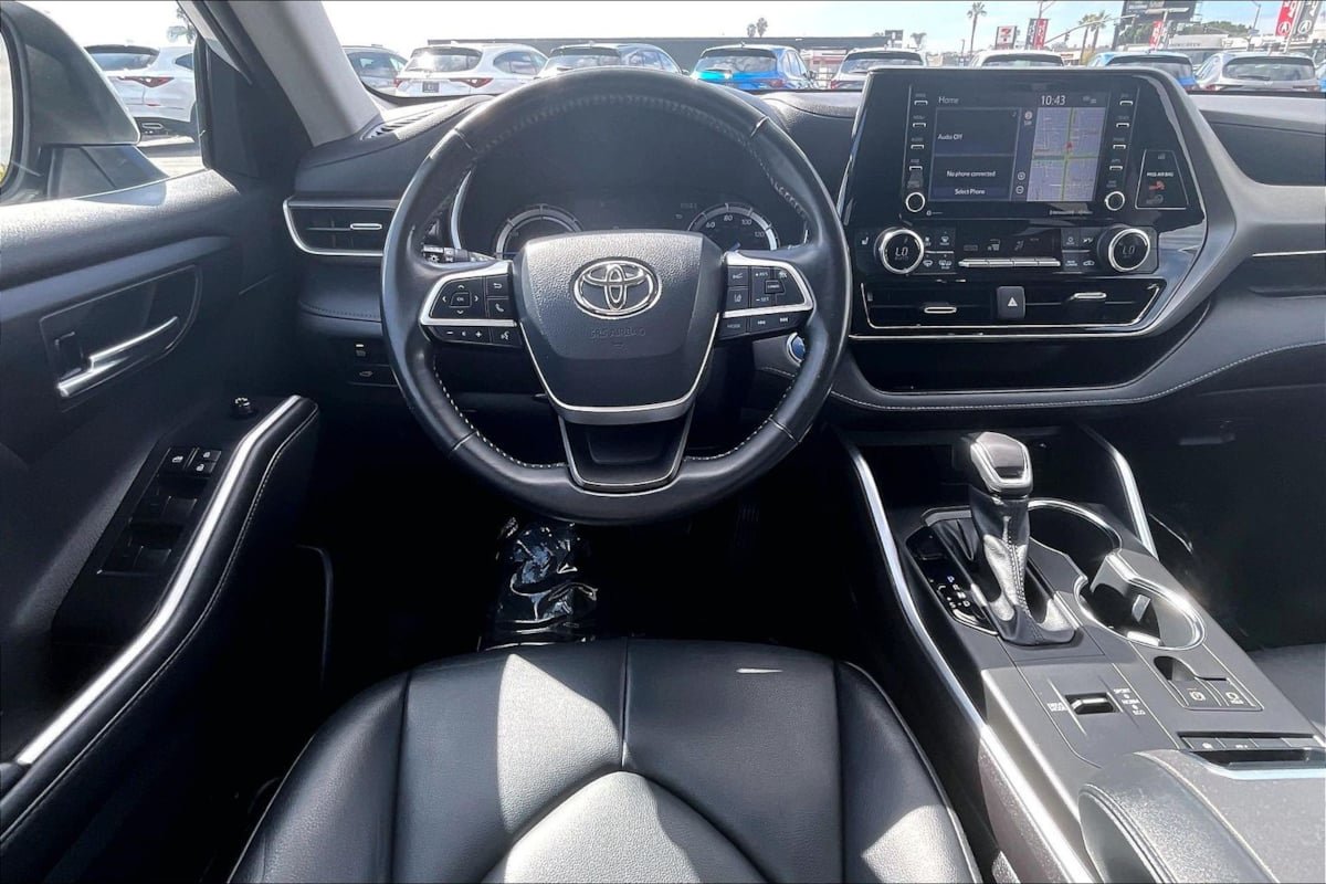 Used 2022 Toyota Highlander XLE AWD/4WD image 5
