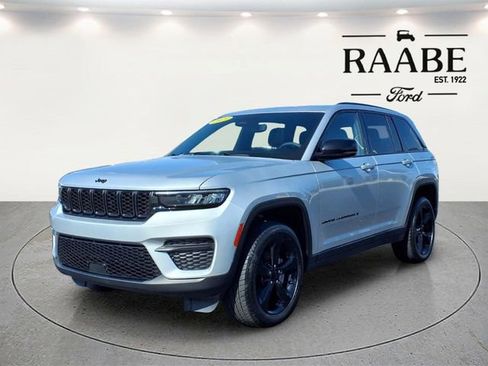 Used 2023 Jeep Grand Cherokee Altitude AWD/4WD image 3