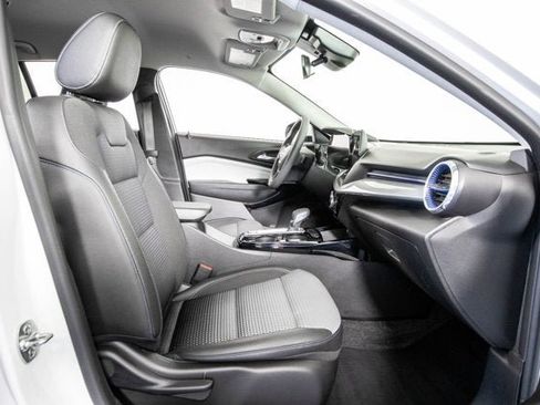 Certified 2025 Chevrolet Trax LT FWD image 10