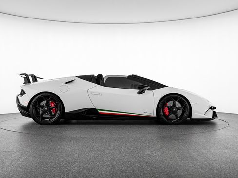 Used 2018 Lamborghini Huracan Performante AWD/4WD image 7